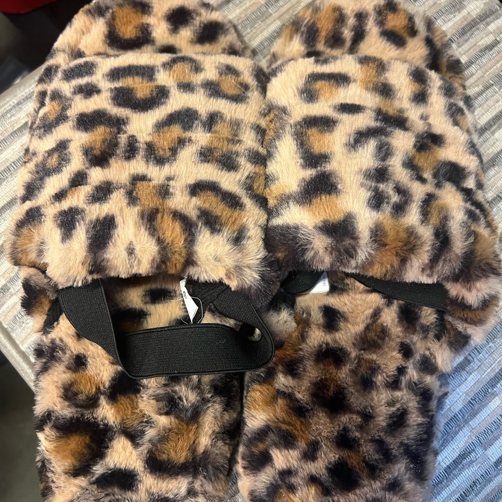 Leopard slippers